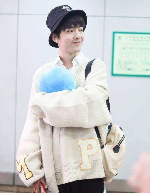 肖战"学长造型"照片遭疯传,大他的颜值在圈内属于什么水平?