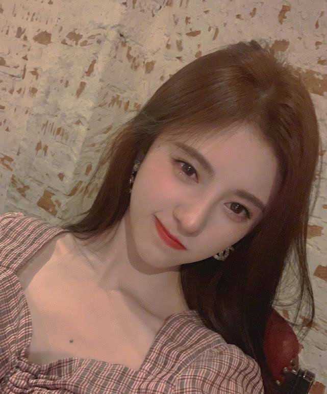 鞠婧祎的发际线都是抹出来的?