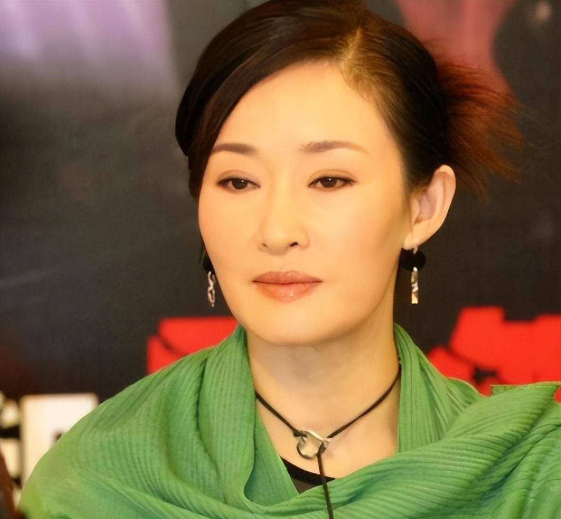 她25岁爆红,台上婀娜多姿,台下冰清玉洁,如今成顶流肖战老板娘_盖丽丽