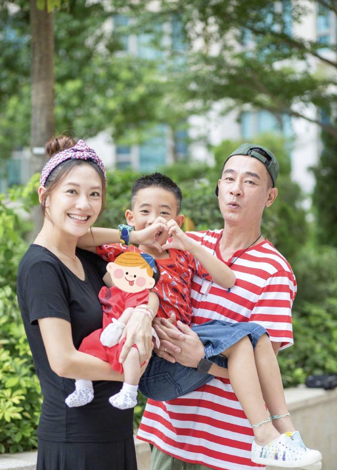 应采儿晒小儿子照片,一家四口甜蜜出镜,jasper和弟弟相处和睦_陈小春