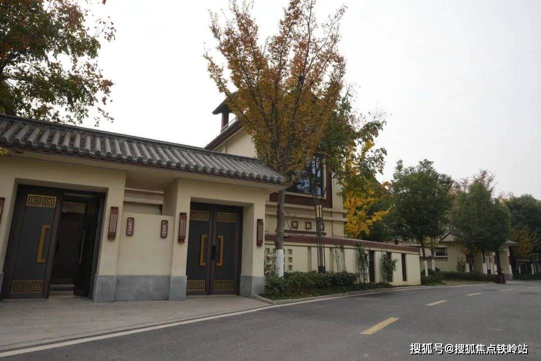 中沛61御泉湾温泉度假区建设了汤泉别墅区,11栋新中式建筑,园林式
