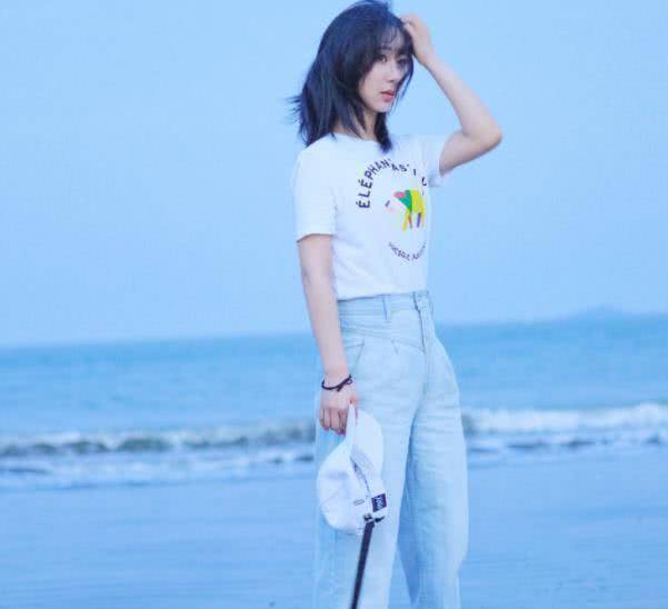 杨紫海边"放风"清新十足,发量浓密惹人羡慕,27岁少女感正浓_镜头_造型