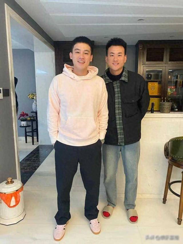 欧豪堂弟晒与欧豪合照,纷纷感慨太像了,有人调侃海清有两个神了_call