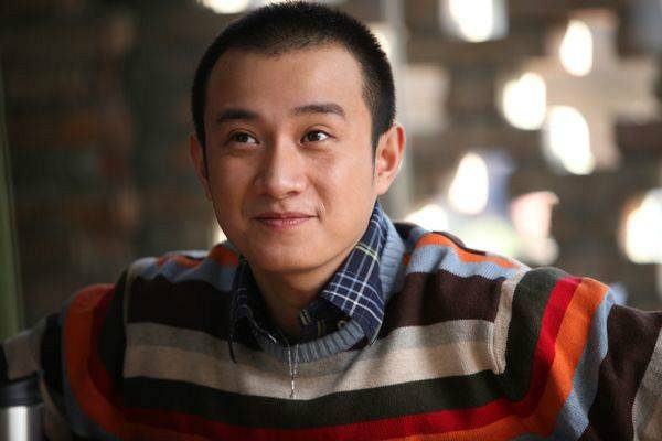 39岁文章满头白发难掩老态,同女儿合照很开心,无戏可