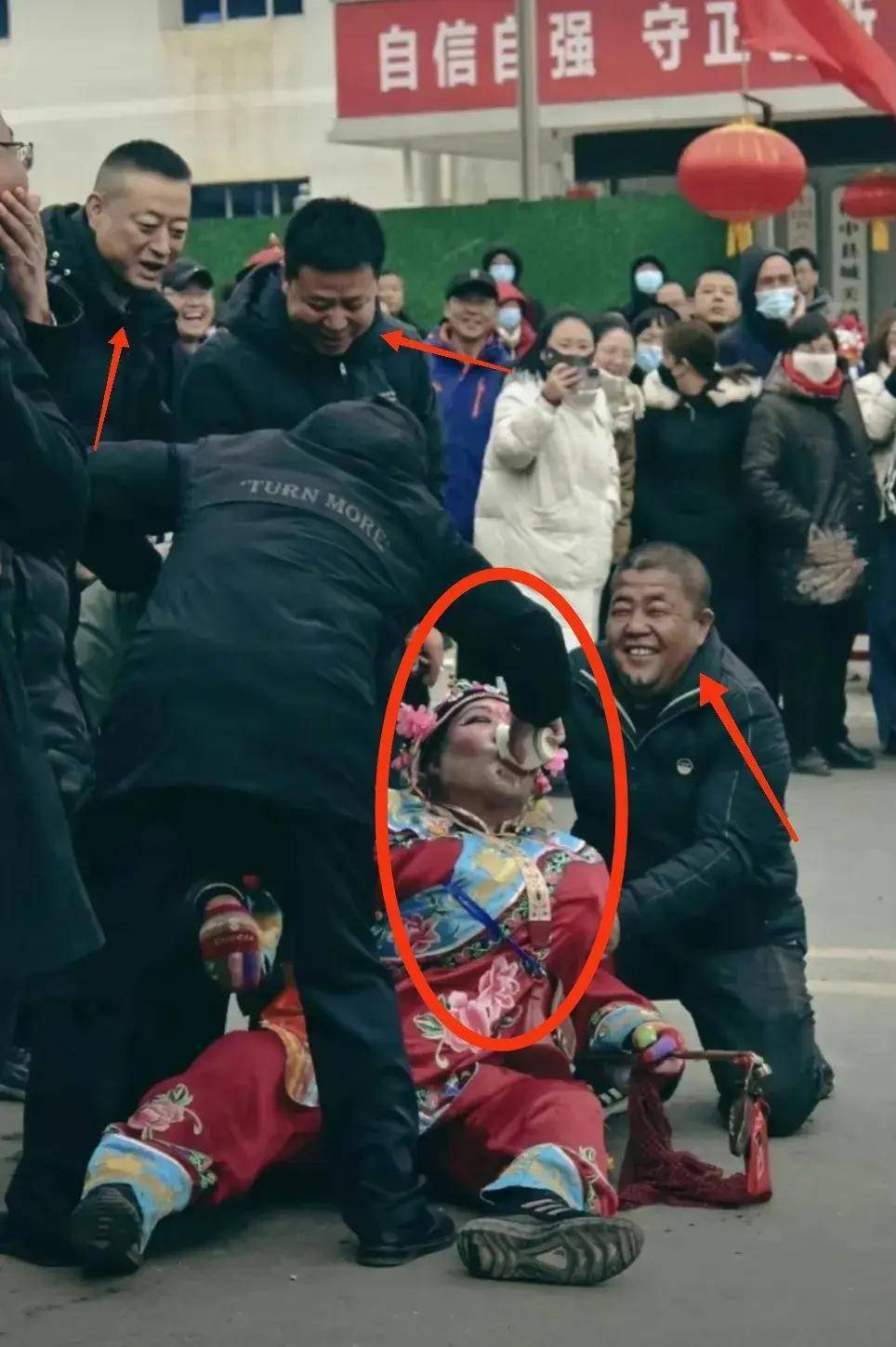 网红"最美妖婆"杨老二被灌酒致死,家属追责灌酒者_杨海龙_表演_家庭