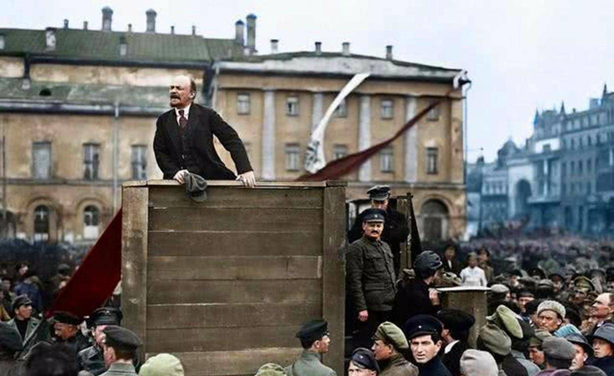 33张颠覆想象的照片,英国女兵炫耀腿上纹身,法军给德军女友剃头_列宁