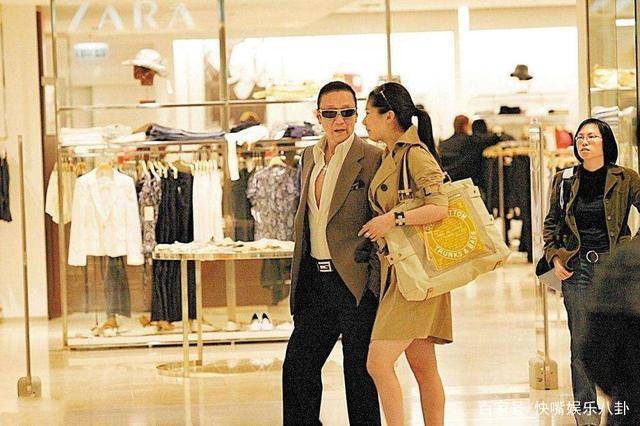 她把12年的青春都献给了大自己49岁的他,分手后,胖到不敢认_coco_谢贤