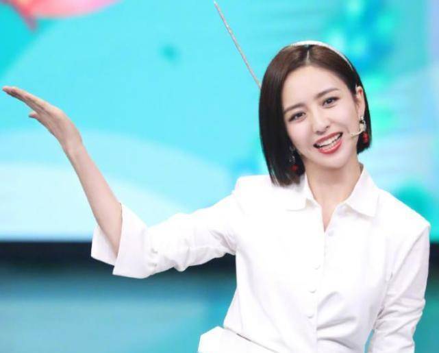 佟丽娅彩排懒得化妆,素颜显皮肤黑,戴眼镜的样子却让我"酸了"_选手