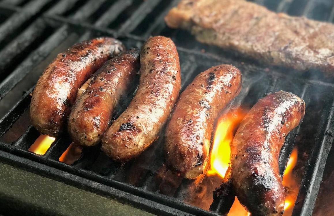 比如,一个叫安东·福希特万格的小贩卖烤香肠,为了不让顾客烫手,就把