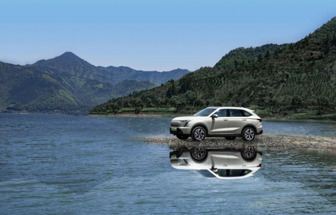 其中,w-hud抬头显示功能让驾驶者可以轻松掌握所有驾驶信息,三屏联动