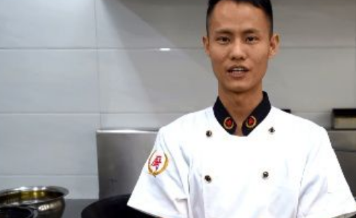 一个非常有能力的人,据了解,他在自己15岁的时候就接触了厨师这个行业