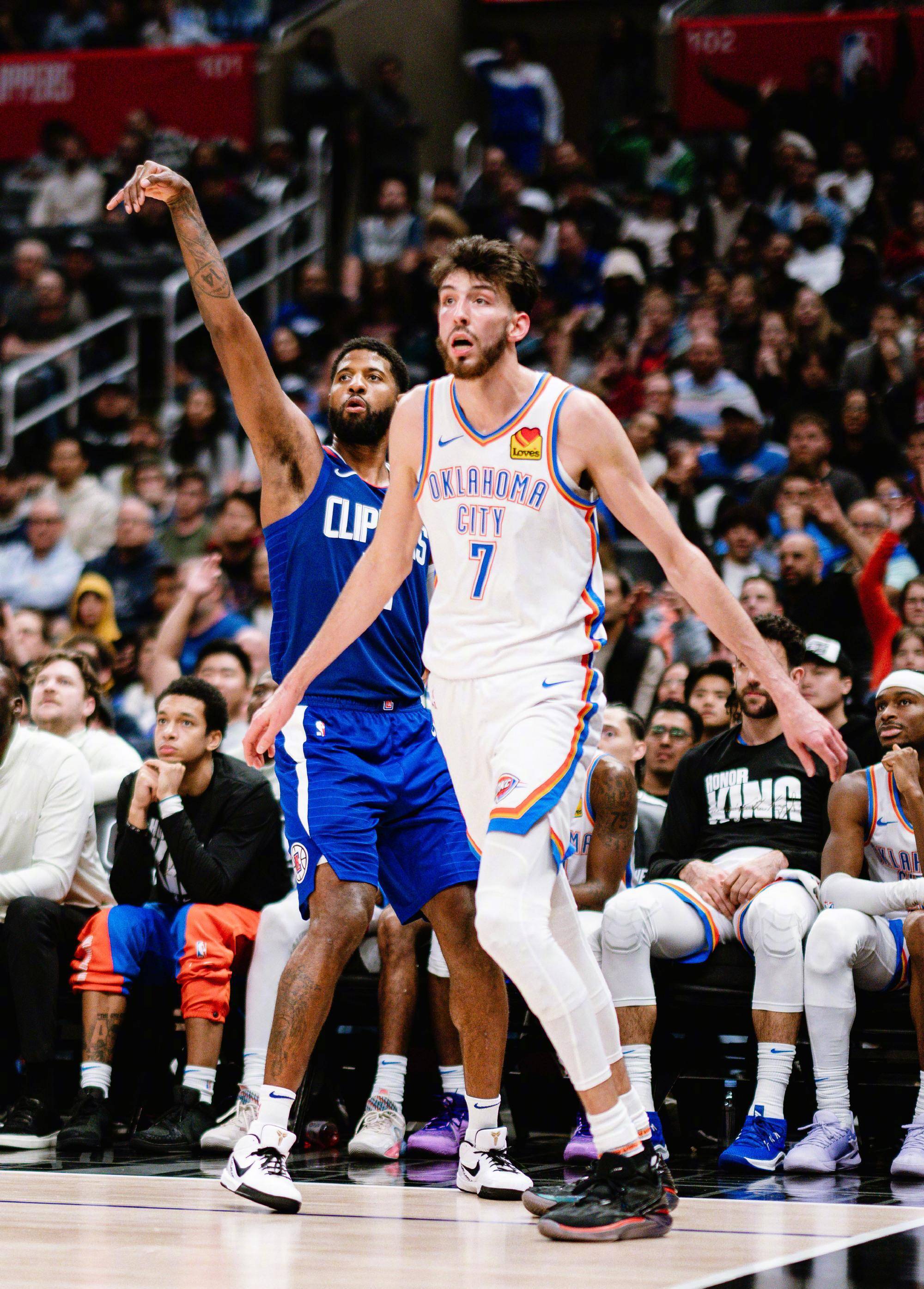 多特,阿隆·维金斯和华莱士各进一记三分,而快船队只有科菲和曼恩各