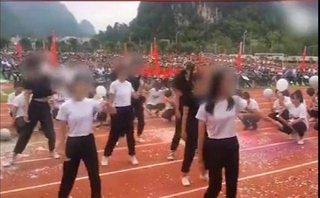运动会上中学生跳舞撩上衣引争议,校方回应,领舞女生面临自闭_舞蹈