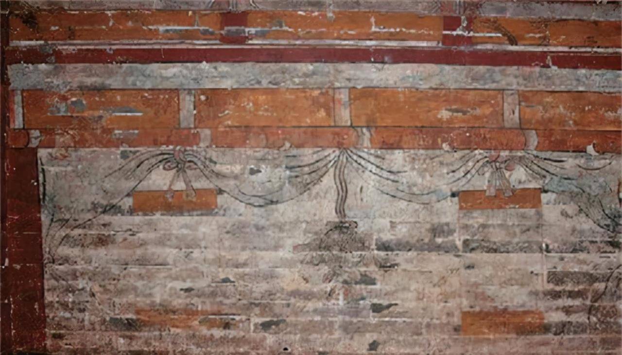 但是,墓壁上壁画略显简单,似乎是有未完工的迹象,这与整座墓室富丽