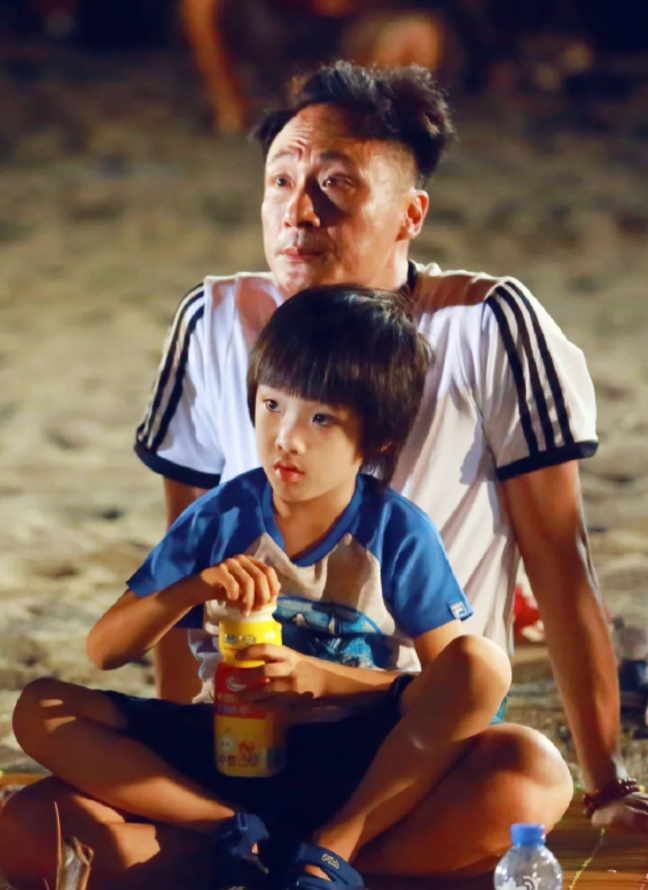 吴镇宇全家人聚餐引关注!横向发展的小费曼要变回小帅哥了?