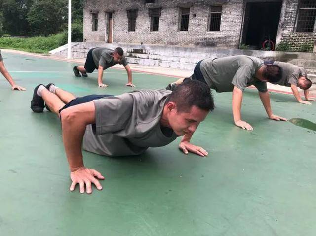 经常做俯卧撑的人,5大好处或会不请自来,建议男人可以尝试_进行_锻炼