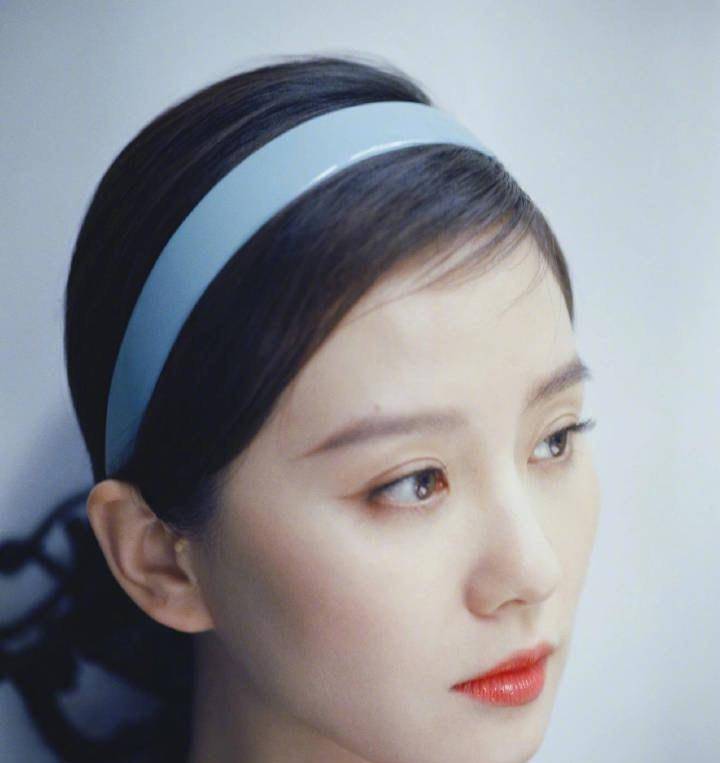 刘诗诗新剧没热度,现场生图双下巴明显,名品天鹅颈被近况驼峰脚抢镜