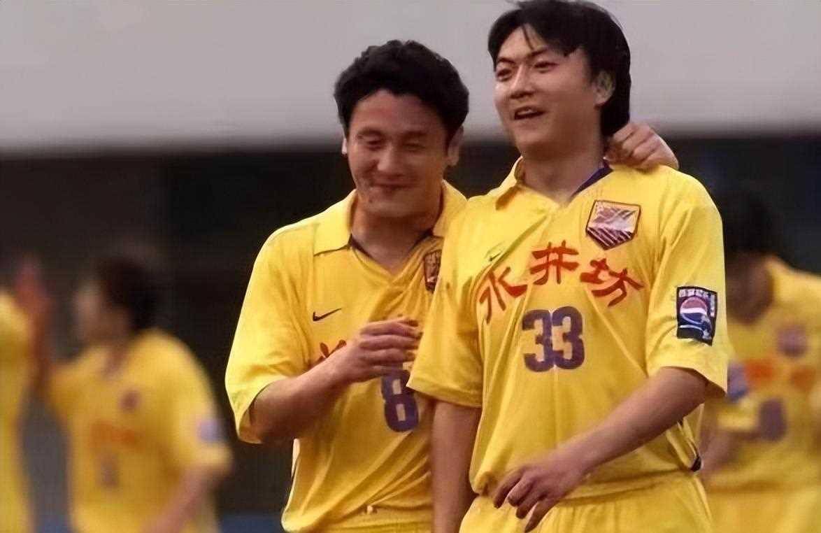 足坛球霸"魏大侠":为救队友挨17刀,娶羽坛女神为妻生活幸福_魏群_故事