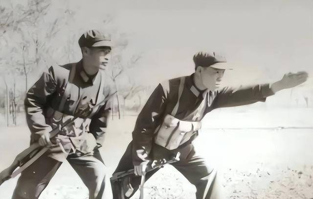 陵园扫墓,十几年后才得知,那里葬有他的亲生父亲_蔡正国_敌人_部队