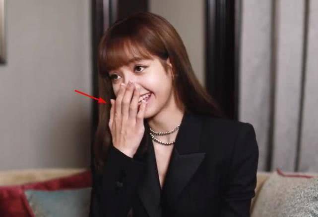 lisa接受采访,无美颜镜头变最强"卸妆水",脸和手反差明显_观众_视频