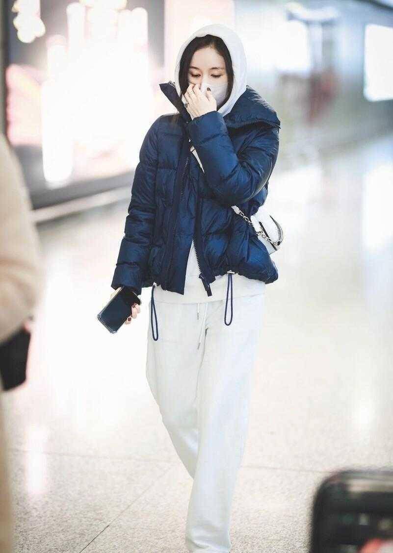 王子文不愧是"穿搭高手",穿羽绒服配阔腿裤,显腿长又保暖_女生_方式