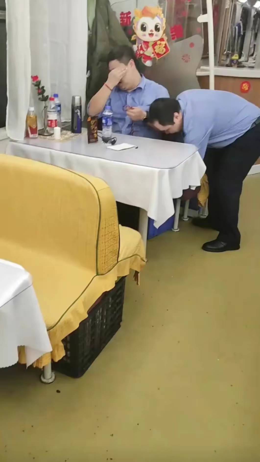 k511列车,乘务员用餐惹怒乘客,怒斥:这里不是吃饭的地方!