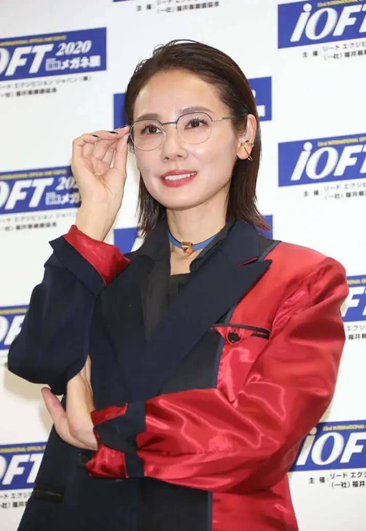 她的美貌几十年如一日,时间仿佛暂停了…_吉田羊_角色_剧中