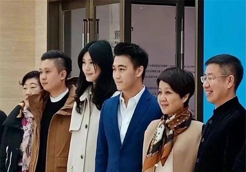 奚梦瑶何猷君与母亲梁安琪同框,三人气场强大,奚梦瑶身高引人注目.