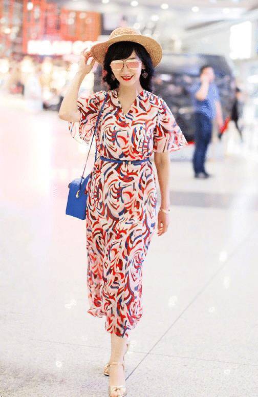 赵雅芝才是优雅的"老年人",穿印花衬衫裙优雅大气,真高级_方式_身材