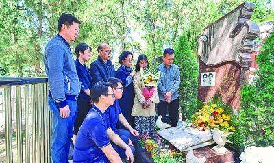 朱颖闲暇时会和房东学习烹制南斯拉夫的菜肴,也会教房东夫妇包饺子;她