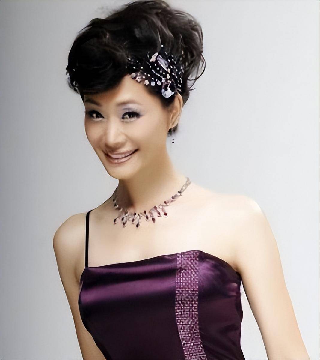 女高音于文华,出生微寒,凭《纤夫的爱》走红,她有怎样的故事?