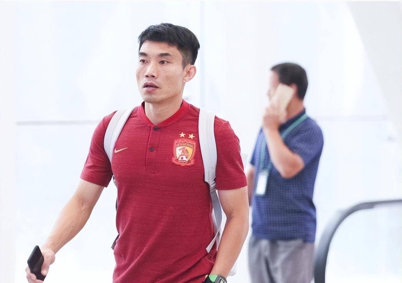 "双冠王"郑智年薪1900万,娶小7岁娇妻,2022年正式退居二线_邵娜