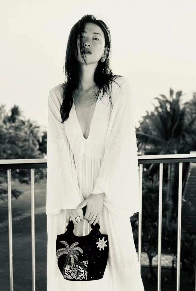 朱珠一家三亚旅游,穿比基尼热辣如"人间尤物",女儿呆萌超可爱_带着