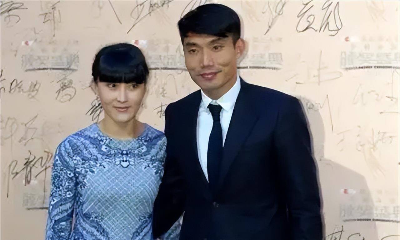 "双冠王"郑智年薪1900万,娶小7岁娇妻,2022年正式退居二线_邵娜