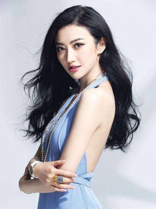 家中大玩薯片袋拍照,请看看妆容清爽精致的景甜,您是否喜欢