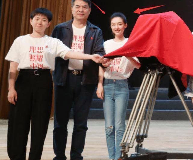 张雨剑认娃后,28岁吴倩进组"搞事业",生图小肚子明显,眼神也变了_孩子