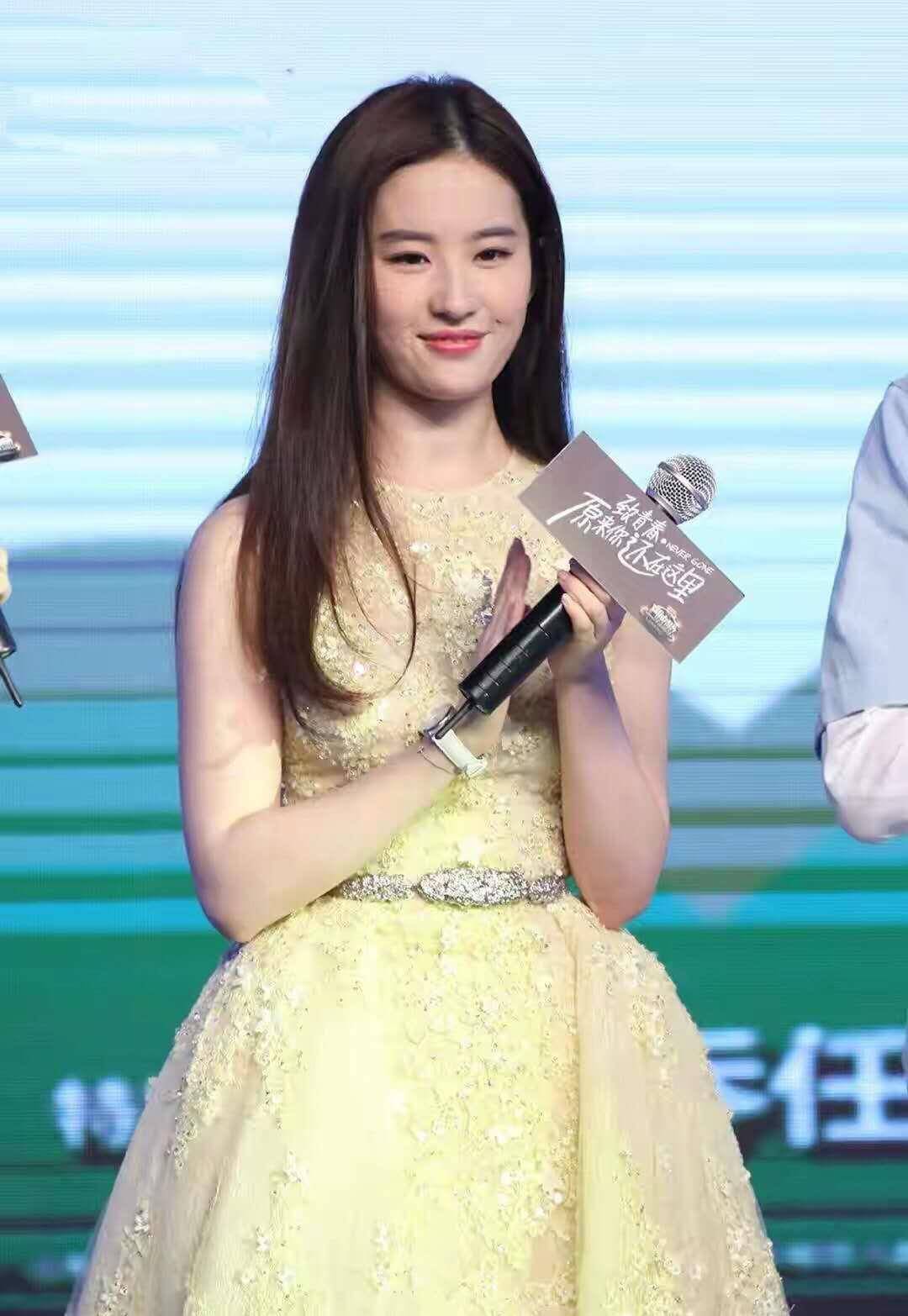 高圆圆出镜生图,皮肤状态很真实了,一笑起来眼角全是细纹_刘亦菲_李沁