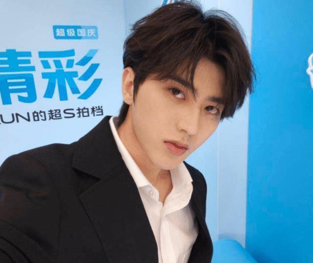 蔡徐坤退出跑男后,一身黑衣亮相活动,站c位又高又瘦,皮肤超好_女生