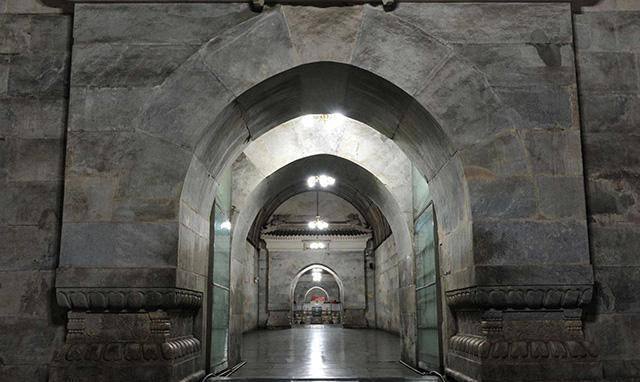 1956年定陵考古:金刚墙打开后散黑烟,考古人员放公鸡探路_毒气_墓室