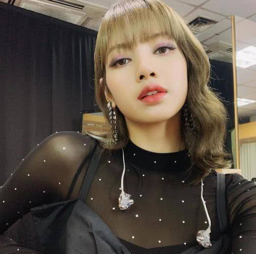 lisa接受采访,无美颜镜头变最强"卸妆水",脸和手反差明显_观众_视频