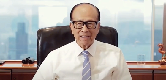 自从1999年被福布斯评为全球华人首富以来,李嘉诚连续15年蝉联华人