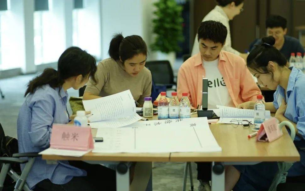 在张涵老师的指导下,各个科研团队针对竞争差异化画布和bmc画布进行了