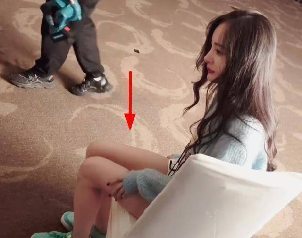 杨幂片场拍摄再现"麻花腿",看清坐姿我酸了:确定生过孩子?