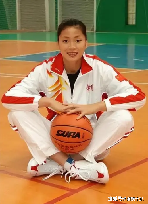 她是姚明的母亲,身高1米88曾经是女篮的队长,如今孙