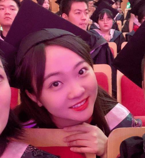 林妙可大学毕业后和同学聚会,坐奔驰副驾驶补妆,涂红唇显成熟_照片