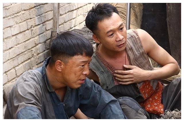 49岁高虎加入某团送外卖,发福明显不敢认了,与网友合影强颜欢笑_生活