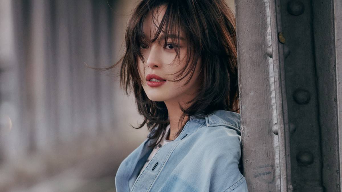 辛芷蕾机场被粉丝热情包围,温柔互动赢得网友大赞_演技_人气_实力派