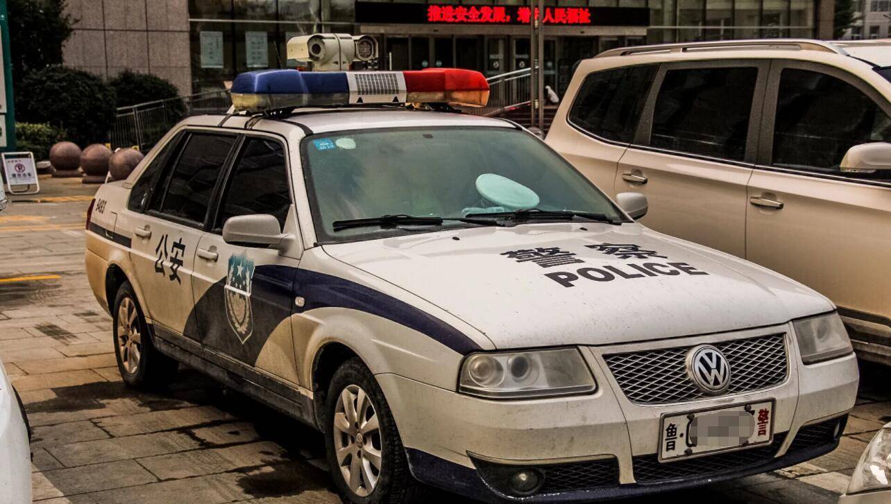 当时老太太还纳闷,警车里的警察不下车去救人,反倒是一溜烟跑了,还心