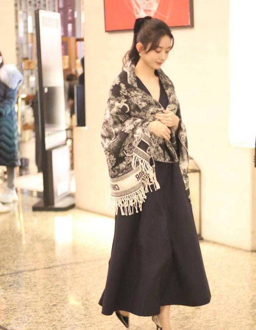 赵丽颖很有"贵妇范",穿黑色连衣裙配高马尾,披围巾也高贵优雅_感觉