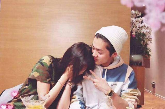 赵丽颖冯绍峰因拍戏,鹿晗关晓彤聚会相识,他俩却因一起交通事故__恋情